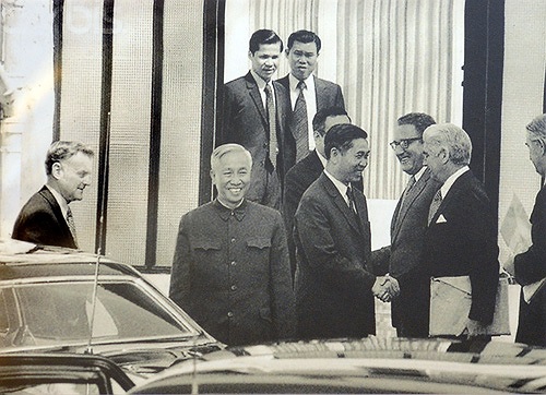 Thứ trưởng Nguyễn Cơ Thạch bắt tay Đại sứ William Sullivan (hai nhà ngoại giao chủ chốt chịu trách nhiệm về hoàn tất các văn bản Hiệp định và thủ tục ký kết Hiệp định Paris). Người thứ hai từ trái sang là ông Lê Đức Thọ. 