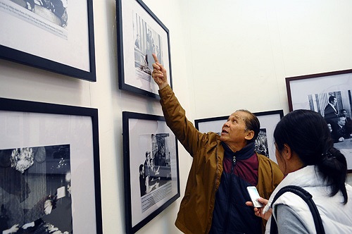 Nhà ngoại giao Phạm Ngạc, người từng có mặt trong lễ ký kết Hiệp định Paris cũng có mặt và rất xúc động khi nhìn lại những hình ảnh một thời gian khó.
