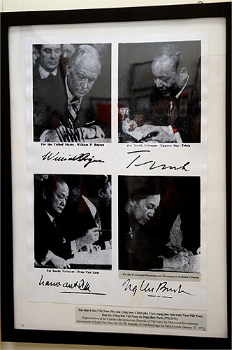 Đại diện 4 bên gồm Việt Nam Dân chủ cộng hoà, Chính phủ Cách mạng lâm thời miền Nam Việt Nam, Mỹ và Cộng hoà Việt Nam ký Hiệp định Paris (27/1/1973). 