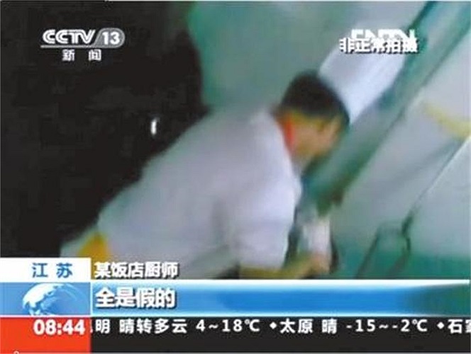Đoạn video phát sóng trên Đài truyền hình trung ương Trung Quốc khiến nhiều người không khỏi sốc, khi một số nhà hàng ở Bắc Kinh, Trịnh Châu và Nam Kinh sử dụng vây ca mập giả.