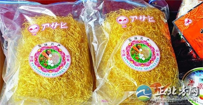 Trước đó, cơ quan chức năng Chiết Giang phát hiện các sản phẩm vây cá mập giả. Nhiều sản phẩm ghi 'vây cá tổng hợp', thành phần là gelatin, sodium alginate