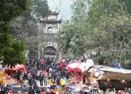 Lễ hội chùa Hương: Vừa bị 'chặt chém', vừa bị chửi