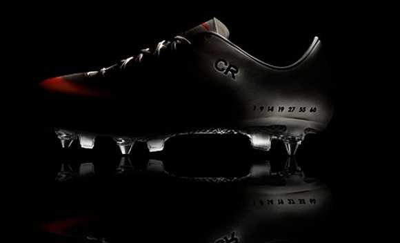 Lí giải dãy số bí hiểm trên đôi giày của Ronaldo