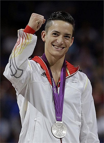 Đặc biệt, VĐV 25 tuổi đã ghi tên mình vào lịch sử nước Đức khi giành hai HCB tại Olympic 2012 ở nội dung toàn năng và xà kép