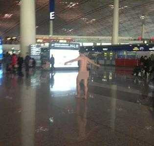 Lột đồ đi khắp sân bay vì...bị chiếm chỗ