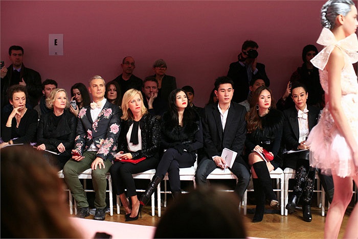 Chính những phóng viên thời trang có mặt hôm đó đã dành cho Lý Nhã Kỳ những lời có cánh ví cô với Phạm Băng Băng, Chương Tử Di, những ngôi sao đã quen mặt trong những tuần lễ thời trang Paris. 