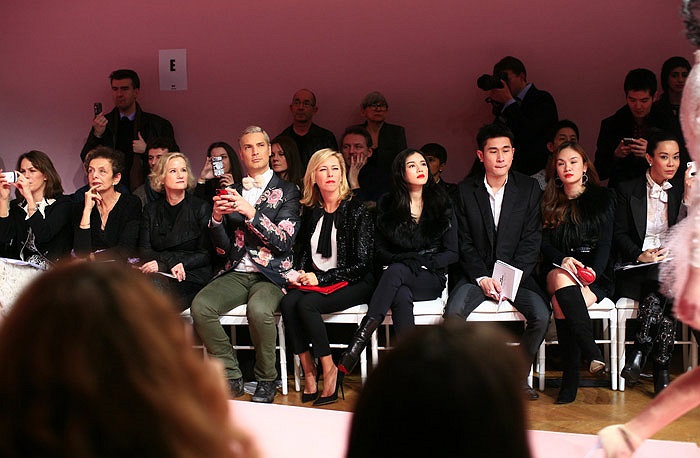 Và phóng viên của tạp chí thời trang hàng đầu thế giới, Vogue đã chủ động xin phép được chụp hình Lý Nhã Kỳ. 