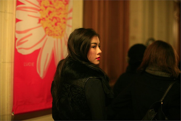 Vì khá chủ quan với thời tiết tại Paris, nên Lý Nhã Kỳ đã chọn một bộ váy ren hơi gợi cảm của chuỗi thương hiệu LYNK của cô chuẩn bị khai trương. 