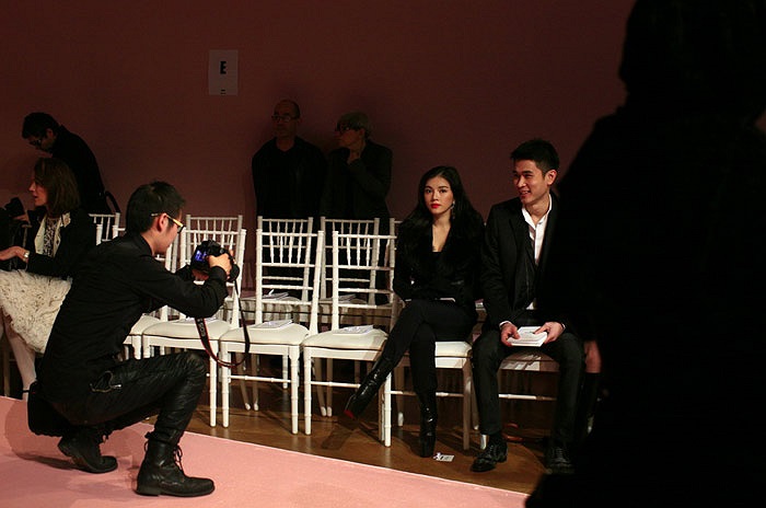 Ngay sau ngày đầu tiên dự Chanel, Lý Nhã Kỳ đã chuyển sang một phóng cách lịch sự, ấm áp hơn với bộ vest đen trong show diễn của Alexis Mabille.