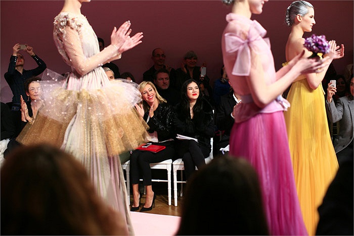 Trong show diễn này còn có sự xuất hiện của hai diễn viên rất nổi tiếng là Cameron Silver và Dita von Teese và nhiều nhà thiết kế danh tiếng khác. 