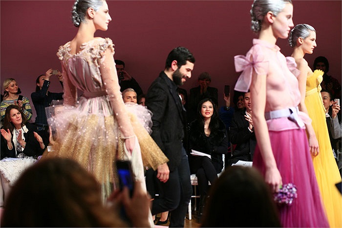 Đây có thể coi là lần đầu tiên showbiz Việt có một nhân vật được mời đích danh tham dự những tuần lễ thời trang danh tiếng này, mà đến cả những ngôi sao châu Á khác cũng đang ao ước được ngồi ở vị trí danh dự đầu tiên. 