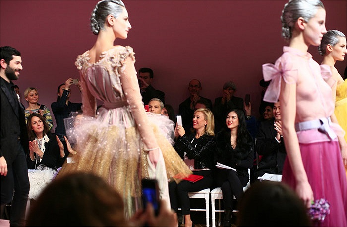 Lý Nhã Kỳ tâm sự từ Paris, thời tiết ở Pháp quá khắc nghiệt, chính vì thế những ngày cuối cô đang bị bệnh. Và hôm nay cô chính thức di chuyển sáng Ý để tham dự một số sự kiến lớn khác. 