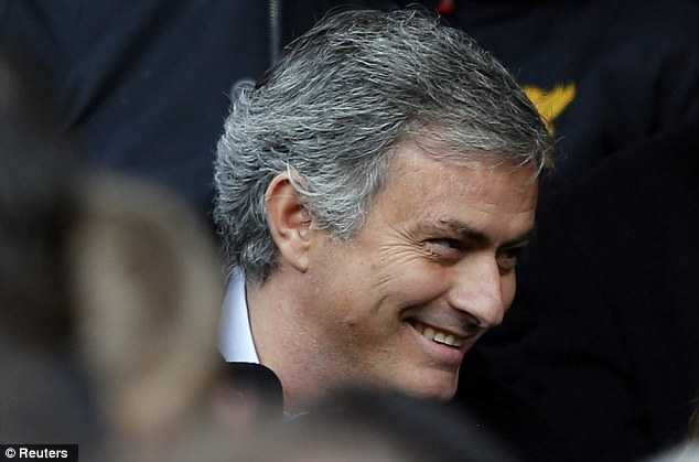 Mặc Real, MOU cười tươi tới Old Trafford