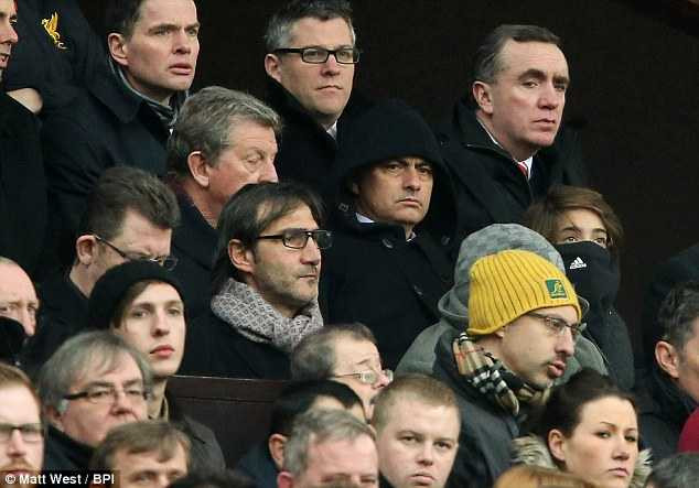 Mặc Real, MOU cười tươi tới Old Trafford