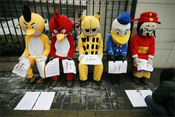 Những người này mặc bộ trang phục như phim hoạt hình Angry Birds, Vịt Donald, Thần Tài, mèo Garfield 