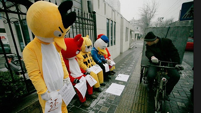 Những người này đã đứng trước vỉa hè để thu hút sự chú ý của nhiều người 