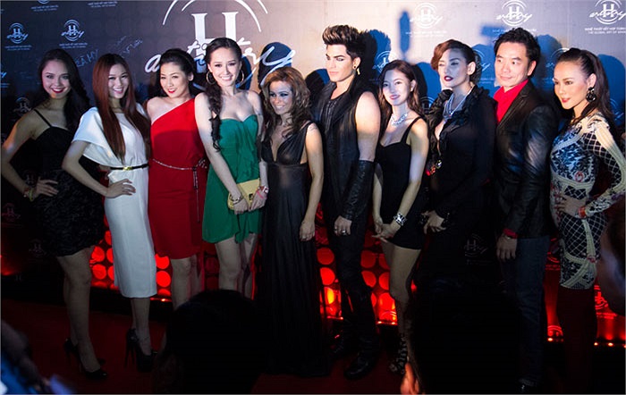 Mai Phương Thúy và rất nhiều người đẹp chụp hình chung với Á quân Idol Mỹ Adam Labert.
