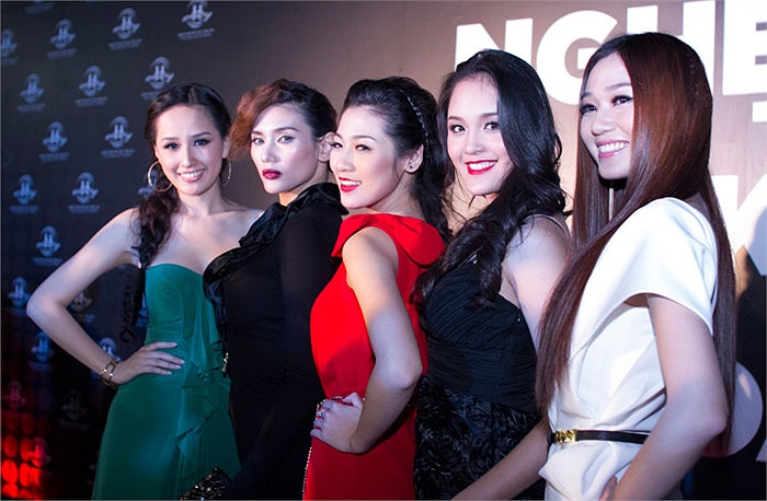 Mai Phương Thúy, Hoàng Yến, Thùy Dung, Khánh My, Hoàng Anh, Tú Anh khoe dáng