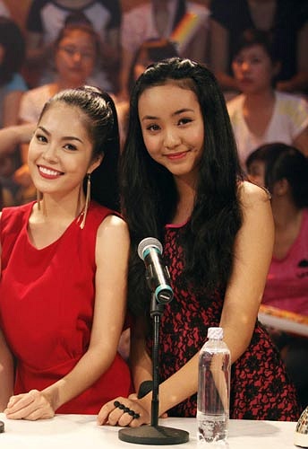 Ngoài trổ tài khả năng ca hát, mẫu teen Bảo Trân có dịp đọ sắc cùng đàn chị Dương Cẩm Linh