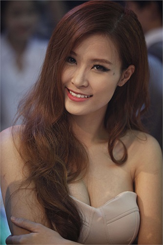 Đông Nhi khoe vẻ quyến rũ.