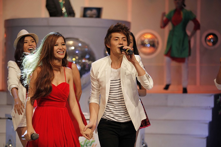 Cặp đôi Đông Nhi – Ông Cao Thắng.