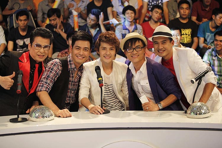 MC Thanh Bạch cùng đội nam: ca sĩ Ông Cao Thắng, MC Phan Anh, diễn viên Đại Nghĩa và Lương Thế Thành.