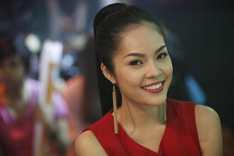 Cô gây ấn tượng với vẻ đẹp sắc sảo và nụ cười rạng rỡ.