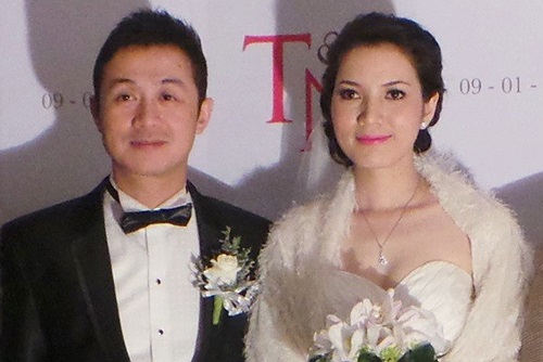 Chiều nay, MC Anh Tuấn đã tổ chức tiệc cưới tại Sum Villa, Tây Hồ (Hà Nội). Anh Tuấn sinh năm 1974, còn cô dâu Lý Hồng Nhung sinh năm 1988, là SV báo chí mới tốt nghiệp.