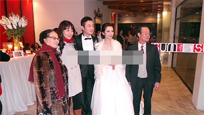 Hiện nay, trên FB của anh đang liên tục xuất hiện lời chúc mừng đám cưới mới của bạn bè, trong đó có cả cô người mẫu tuổi teen Hồng Quế.