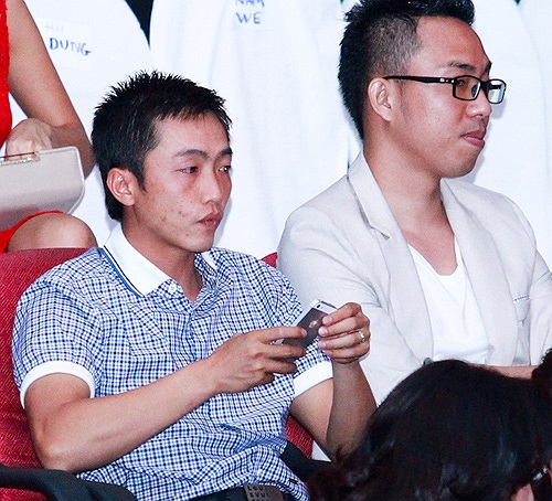 Cường Đôla ngồi ở hàng ghế ngay trên mẹ. Anh đi xem chương trình cùng người bạn thân của vợ là nhạc sĩ Nguyễn Hồng Thuận.