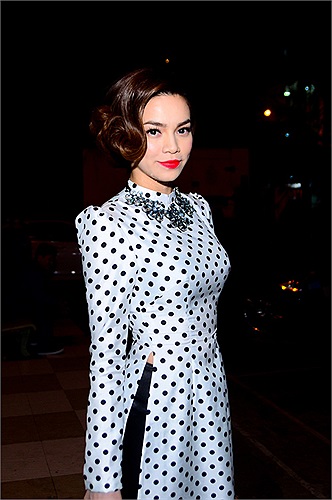 Trong khi đó, Hồ Ngọc Hà không đi cùng mẹ chồng và ông xã mà một mình xuất hiện lặng lẽ ở phía hậu trường. 