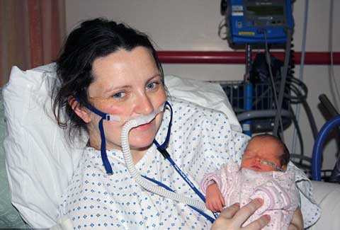 Mẹ suýt mất mạng vì móng tay của con