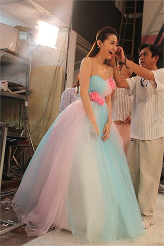 Cô được chăm chút cẩn thận trước khi bước ra trường quay ghi hình