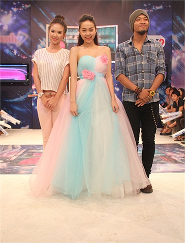 Cùng hoạt náo chương trình với Minh Hằng là 2 MC: Hoàng Phi, Khởi My