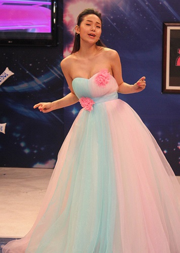 Cô quậy tưng phim trường khiến có lúc, chiếc váy bị trễ nải như sắp tuột