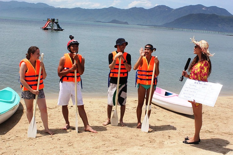 Ngoài ra, nhiều thử thách cả 2 đội cũng phải vượt qua trong tập 4 này như: nấu cơm, hiểu nhàu, tìm bưu thiếp, lặn xuống biển…