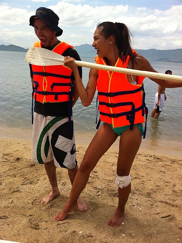 Minh Triệu tỏ ra rất hợp ý cùng anh bạn Tây. Tuy nhiên, độ của cô cũng không dễ dàng thắng đội Khương Ngọc vì quyết tâm thi đấu của họ cũng rất cao.