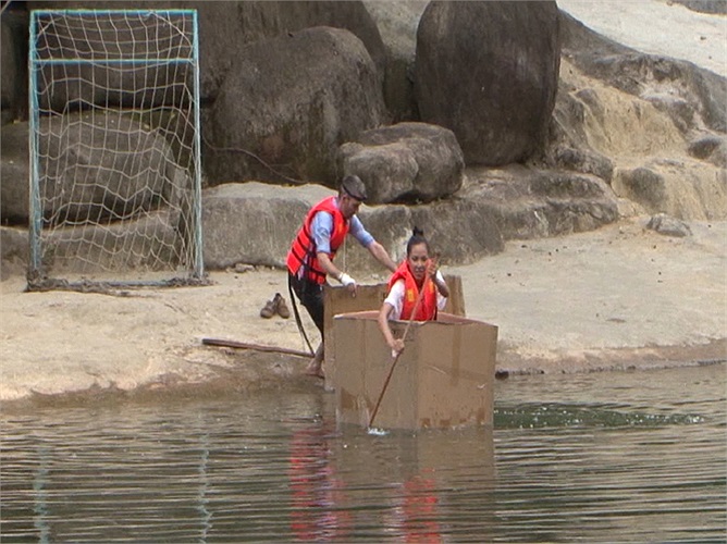 Cả 2 đều cho rằng nhiệm vụ bất khả thi khi phải dùng thùng giấy. Cả 2 đã phải loay hoay hơn 1 tiếng đồng hồ để làm thuyền nhưng vẫn không biết cách quấn cho kỹ băng keo .