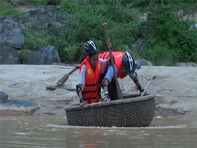 Tuy nhiên, Minh Triệu và chàng trai Tây đã vượt qua thử thách rất ăn ý: