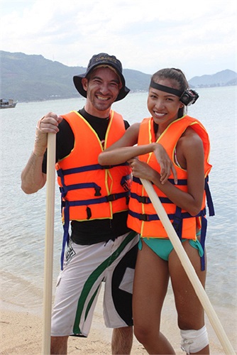 Tối nay sẽ là tập thi đối kháng ở Nha Trang của 2 đội. Minh Triệu vui vẻ bên bạn đồng hành dù cô bị đau chân do ngã xe phải băng bó trước đó.