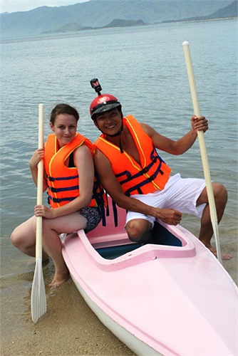 Đối thủ của cô là Khương Ngọc. Chàng diễn viên điển trai có bạn đồng hành mới là người mẫu Julia, cô vừa được thay thế do Chikako sức khỏe không tốt.