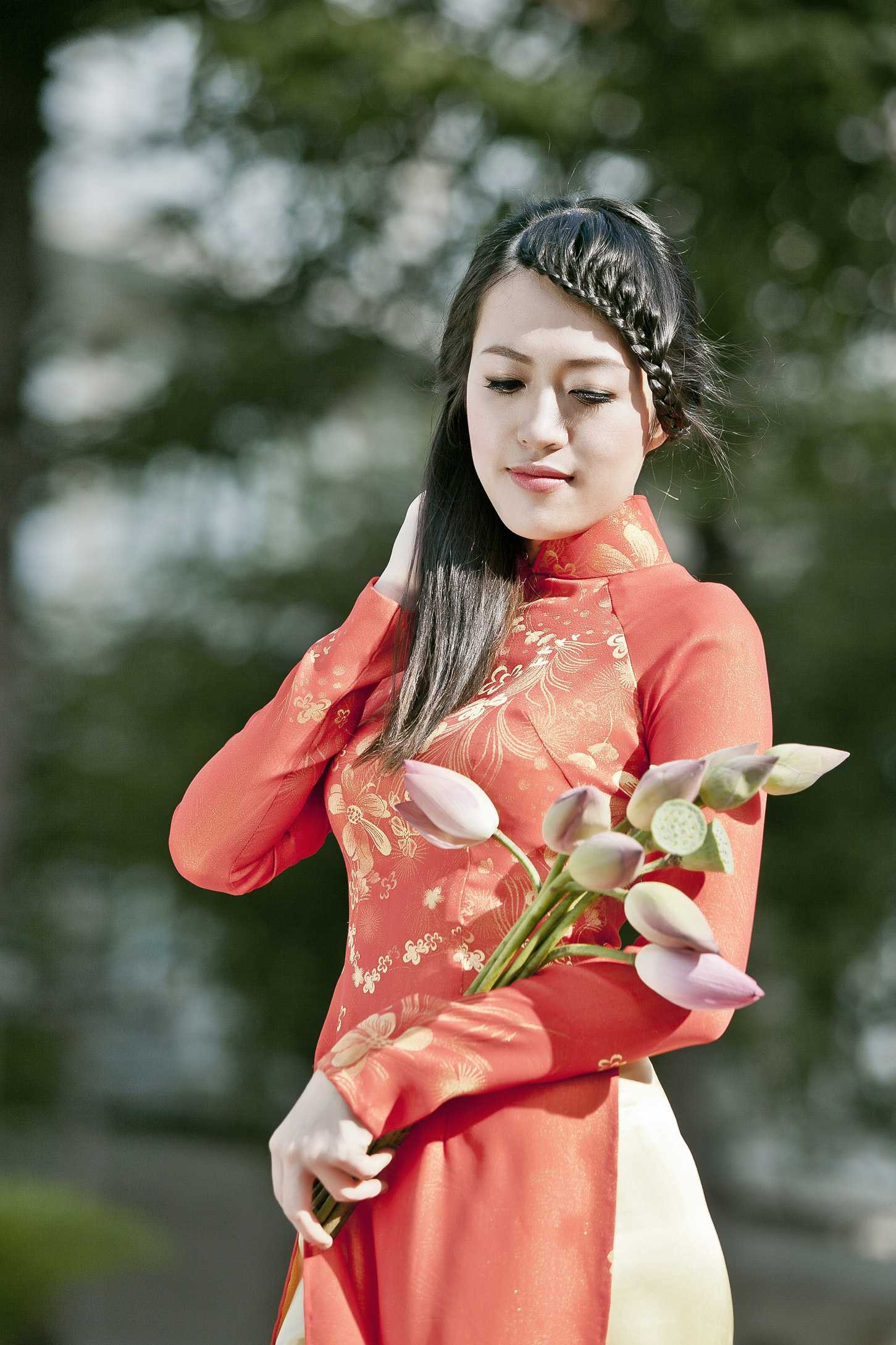 Miss xuân 2011 đón Tết Việt trên đất Pháp