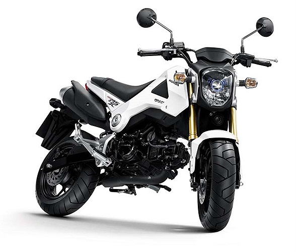 Xe có kiểu dáng thiết kế của một chiếc naked-bike phù hợp cho việc di chuyển cả trên địa hình on-road và off-road. 