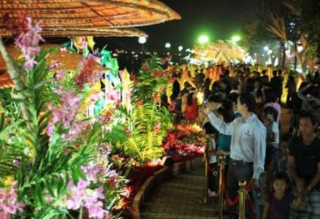 Mọi miền đất nước hân hoan đón giao thừa