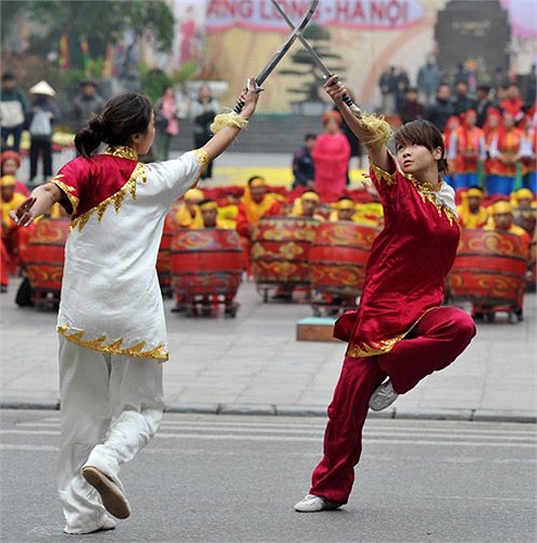 Thùy Linh đến với wushu từ năm 1995. Hiện cô đang học khoa Quản lý thể thao, Học viện thể thao tại Vũ Hán - Trung Quốc. 