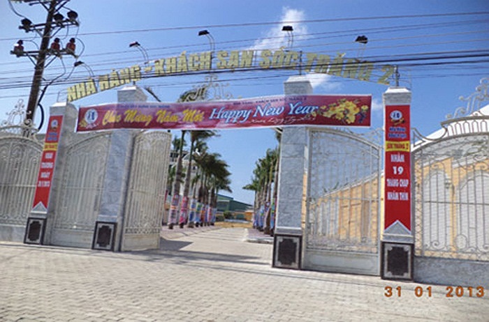 Đây vốn là 'tư dinh' của ông Lâm Ngọc Khuân, Chủ tịch HĐQT Công ty cổ phần Chế biến thực phẩm Phương Nam (tỉnh Sóc Trăng), người đã ung dung xuất ngoại để lại món nợ 1.600 tỉ đồng.