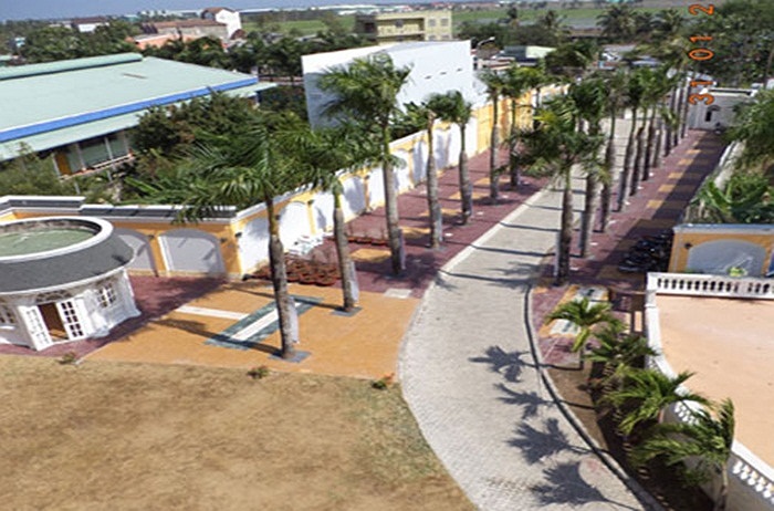 Theo người quản lý nhà hàng - khách sạn này, tư dinh của giám đốc Khuân được xây dựng trên diện tích đất khoảng 10.000m2 với kiến trúc vừa độc đáo vừa quen thuộc, vừa ta vừa Tây vừa Trung đông.