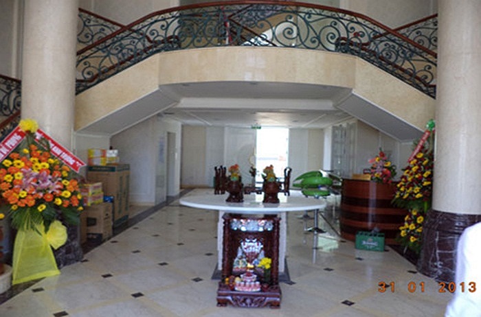 Tại đây, ngoài 8 phòng nghỉ sang trọng, chủ đầu tư còn mở dịch vụ karaoke, tiệc cưới, ăn uống theo nhu cầu của người dân.