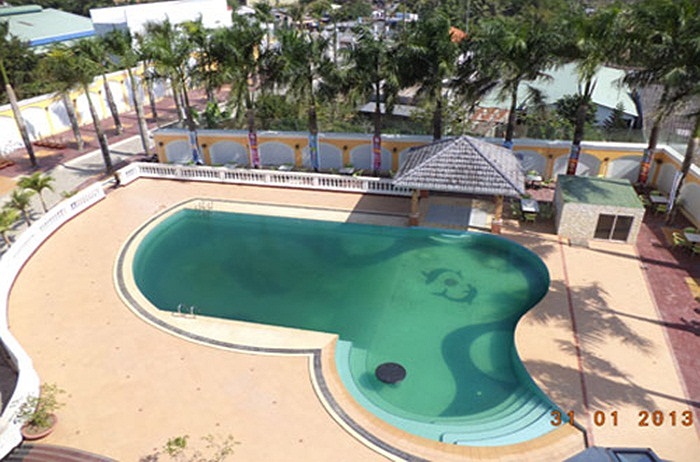 Tòa biệt thự của ông Khuân được xem là tòa nhà 'khủng' nhất ở Sóc Trăng được xây dựng cách đường Quốc lộ 1A khoảng 100m với kiến trúc khá 'độc', kinh phí xây dựng khu biệt thự này không dưới 10 tỉ đồng.