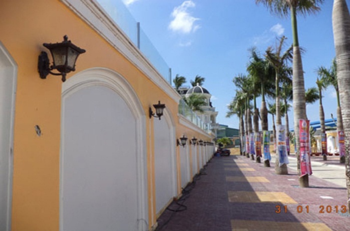 Nhìn từ ngoài vào, toàn cảnh khu biệt thự mang dáng dấp một công trình của người Hồi giáo ở vùng Trung đông, còn bên trong vừa pha trộn kiến trúc phương Tây vừa có nét kiến trúc truyền thống của người Việt Nam.